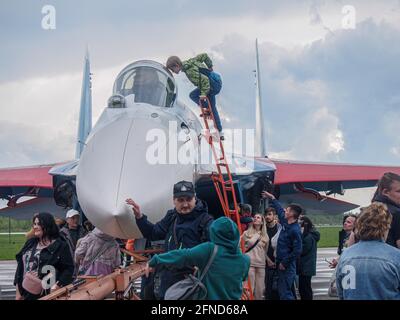 Moskau, Russland. Mai 2021. Zuschauer bewundern das Flugzeug auf der Flugschau auf dem Luftwaffenstützpunkt Kubinka. Die Flugshow zu Ehren des 30. Jahrestages der Kunstfluggruppen „Strizhi“ und „Russische Ritter“ versammelte Tausende von Zuschauern auf dem Luftwaffenstützpunkt Kubinka in der Nähe von Moskau. (Foto: Alexander Sayganov/SOPA Images/Sipa USA) Quelle: SIPA USA/Alamy Live News Stockfoto