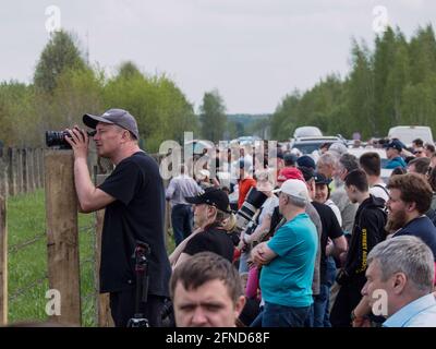 Moskau, Russland. Mai 2021. Spotter und Luftfahrtbegeisterte nutzen Ferngläser, um die Airshow zu beobachten. Die Flugshow zu Ehren des 30. Jahrestages der Kunstfluggruppen „Strizhi“ und „Russische Ritter“ versammelte Tausende von Zuschauern auf dem Luftwaffenstützpunkt Kubinka in der Nähe von Moskau. (Foto: Alexander Sayganov/SOPA Images/Sipa USA) Quelle: SIPA USA/Alamy Live News Stockfoto