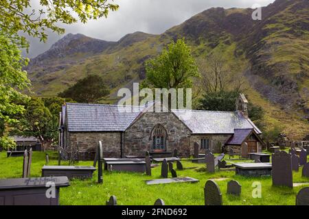 Die St. Peris Kirche im Dorf Nant Peris, Snowdonia, Nordwales, stammt aus mindestens dem 14. Jahrhundert. Stockfoto