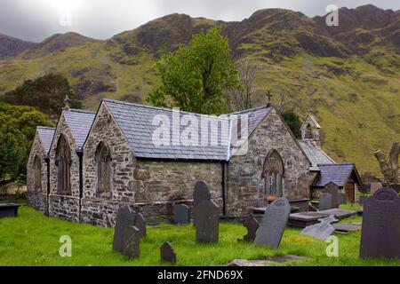 Die St. Peris Kirche im Dorf Nant Peris, Snowdonia, Nordwales, stammt aus mindestens dem 14. Jahrhundert. Stockfoto