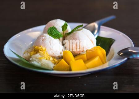 Mango-Pudding. Mango-Eis mit klebrigem Reis deliciou süßen Dessert Thailand Asia style Stockfoto