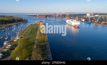 Luftdrohnenaufnahme der Fähre MF Mazovia, Polferries Lines im Hafen von Swinoujscie in Polen. In arbeitet auf der Linie Swinoujscie – Ystad Stockfoto