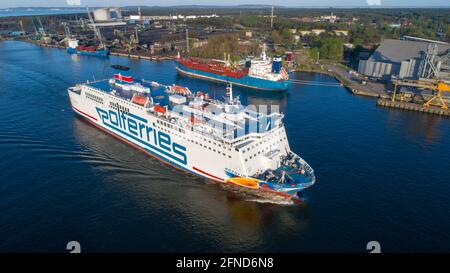 Luftdrohnenaufnahme der Fähre MF Mazovia, Polferries Lines im Hafen von Swinoujscie in Polen. In arbeitet auf der Linie Swinoujscie – Ystad Stockfoto