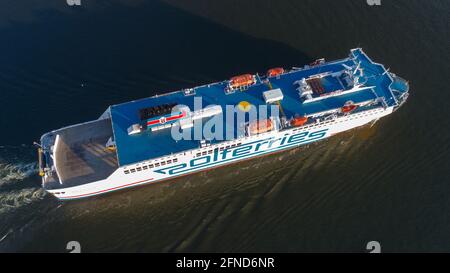 Luftdrohnenaufnahme der Fähre MF Mazovia, Polferries Lines im Hafen von Swinoujscie in Polen. In arbeitet auf der Linie Swinoujscie – Ystad Stockfoto