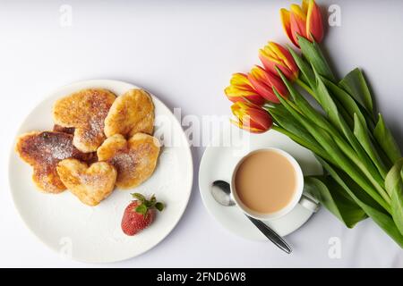 In Form von Herzen auf einem weißen Teller Käsekuchen Gespritzt Stockfoto