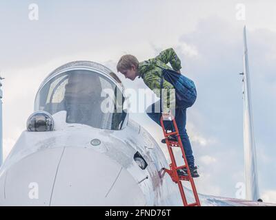 Moskau, Russland. Mai 2021. Der Junge schaut auf der Airshow in das Cockpit des Flugzeugs. Die Flugshow zu Ehren des 30. Jahrestages der Kunstfluggruppen „Strizhi“ und „Russische Ritter“ versammelte Tausende von Zuschauern auf dem Luftwaffenstützpunkt Kubinka in der Nähe von Moskau. Kredit: SOPA Images Limited/Alamy Live Nachrichten Stockfoto