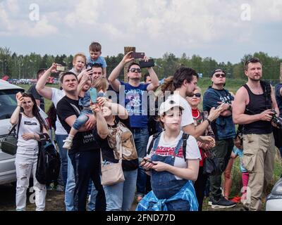 Moskau, Russland. Mai 2021. Besucher der Airshow beobachten die Flüge von Kunstflugteams. Die Flugshow zu Ehren des 30. Jahrestages der Kunstfluggruppen „Strizhi“ und „Russische Ritter“ versammelte Tausende von Zuschauern auf dem Luftwaffenstützpunkt Kubinka in der Nähe von Moskau. Kredit: SOPA Images Limited/Alamy Live Nachrichten Stockfoto