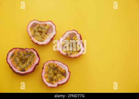 Eine Draufsicht auf gehackte violette Granadilla auf einem gelben Hintergrund Stockfoto