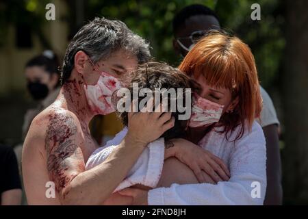 Madrid, Spanien. Mai 2021. Während der Demonstration werden Aktivisten gesehen, wie sie sich nach der Aufführung in Madrid Cuesta de Moyano umarmen.AnimaNaturalis, eine nicht-Regierungs- und Non-Profit-Organisation, die sich für die Verteidigung von Tieren in Spanien und Lateinamerika eingesetzt hat, organisierte eine Aktion, um das Bewusstsein für den Fleischkonsum zu schärfen. (Foto von Guillermo Gutierrez Carrascal/SOPA Images/Sipa USA) Quelle: SIPA USA/Alamy Live News Stockfoto