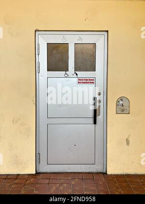 Tür zur Behinderten-Toilette und Wickelmöglichkeit in der Stadt Parkplatz Stockfoto