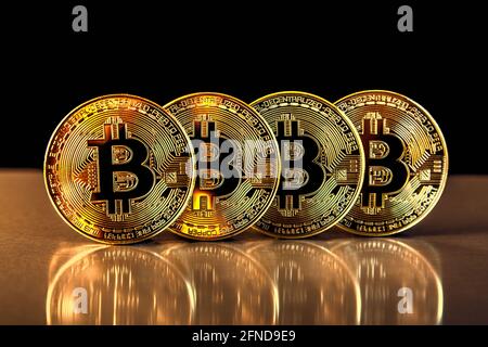 Reihe goldener Bitcoin-Kryptowährung-Token-Münzen Stockfoto