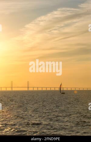 210501 Malmö Schweden - Sonnenuntergang über Oresundsbron zwischen Schweden und Dänemark. Hochwertige Fotos Stockfoto