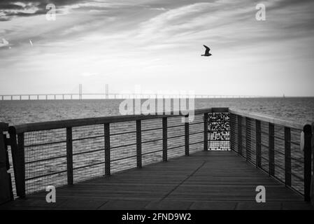 210501 Malmö Schweden - Sonnenuntergang über dem Pier der Liebesschlösser. Hochwertige Fotos Stockfoto