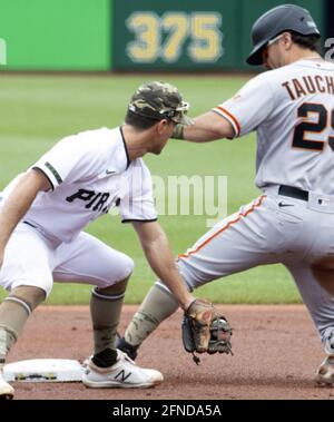 Pittsburgh, Usa. Mai 2021. Mike Tauchman (29) stiehlt am Sonntag, den 16. Mai 2021 in Pittsburgh im PNC Park im ersten Inning gegen die Pittsburgh Pirates den zweiten Stützpunkt der San Francisco Giants. Foto von Archie Corper/UPI Credit: UPI/Alamy Live News Stockfoto