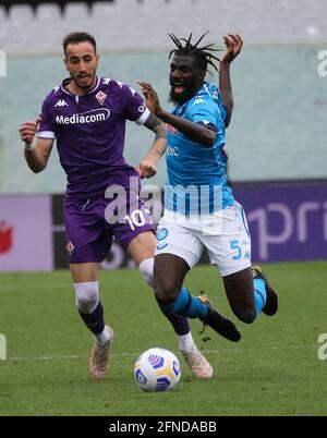 Florenz, Italien. Mai 2021. (L-R) GAETANO CASTROVILLI von AC Fiorentina fouls TIEMOUE BAKAYOKO von SSCNApoli während der italienischen Serie A Aktion im Artemio Franchi Stadion. Quelle: Fabio Sasso/ZUMA Wire/Alamy Live News Stockfoto