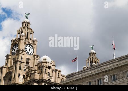 Union Jacks fliegen über dem Cunard Building auf der Welt Die berühmte Skyline von Liverpool ist neben den Liver Birds zu sehen Das Königliche Lebergebäude hat mich gefangen genommen Stockfoto