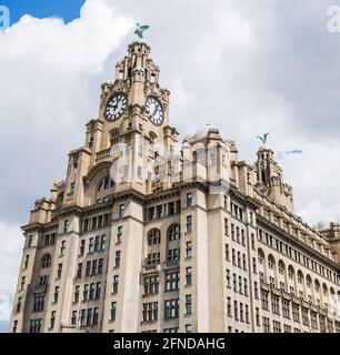 Ein Panorama im Porträtstil, das aus mehreren Bildern des Royal Liver Building an der berühmten Hafenpromenade von Liverpool besteht, die im Mai 2021 zu sehen waren. Stockfoto