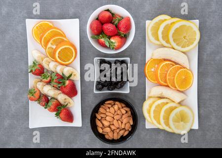 Geschnittene Früchte, Erdbeeren, Orangen, Zitronen Stockfoto