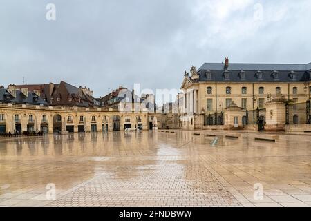 Dijon, schöne Stadt in Frankreich, Liberation Square, vor dem Palast der Herzöge von Burgund Stockfoto
