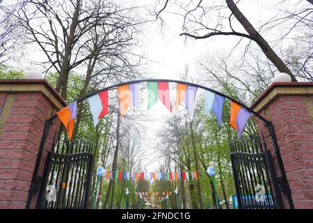 Bunte, helle Fahnen vor dem Eingang zum Park. Stockfoto