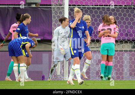 Caroline Graham Hansen aus Barcelona (rechts) feiert das vierte Tor ihrer Mannschaft mit Teamkollege Lieke Martens während des UEFA Women's Champions League Finales in Gamla Ullevi, Göteborg. Bilddatum: Sonntag, 16. Mai 2021. Stockfoto