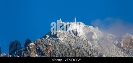 Berggipfel im Winter und klarer blauer Himmel. Ceahlau, Rumänien Stockfoto