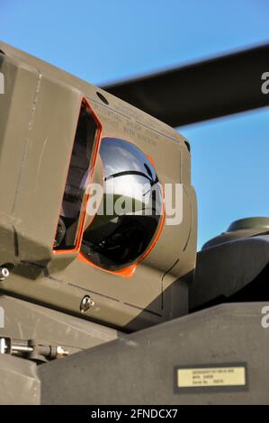 Detail des Sensors auf einem AgustaWestland WAH-64 Apache-Gunship-Hubschrauber der britischen Armee, Army Air Corps. Pilot Night Vision Sensor, PNVS. Gespiegelt Stockfoto