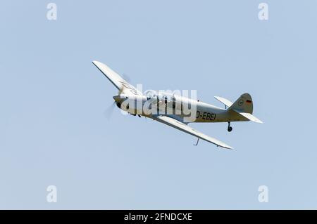 Messerschmitt Bf 108 Taifun, Messerschmitt Me108, D-EBEI, fliegen in blauem Himmel bei einer Flugshow. Deutsche Lufthansa Berlin-Stiftung (DLBS). Flugzeug der 1930er Jahre Stockfoto