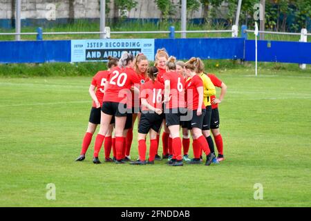 Port Talbot, Wales. 16. Mai 2021. Das Team von Cyncoed Ladies hat sich am 16. Mai 2021 im Victoria Road Stadium in Port Talbot, Wales, Großbritannien, vor dem Auftakt des Spiels der Orchard Welsh Premier Women's League zwischen den Port Talbot Town Ladies und den Cyncoed Ladies gequält. Quelle: Duncan Thomas/Majestic Media/Alamy Live News. Stockfoto