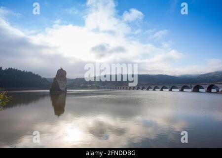 Piatra Teiului natürlichen Kalkstein im Wasser. Lake Bicaz, Rumänien und einsamen Stein Stockfoto