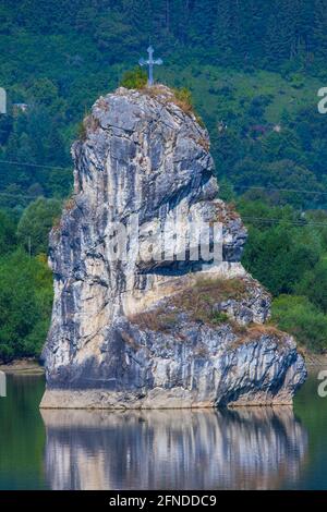 Piatra Teiului natürlichen Kalkstein im Wasser. Lake Bicaz, Rumänien und einsamen Stein Stockfoto