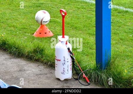 Port Talbot, Wales. 16. Mai 2021. Ein Matchball und Desinfektionsausrüstung während des Spiels der Orchard Welsh Premier Women's League zwischen den Port Talbot Town Ladies und den Cyncoed Ladies am 16. Mai 2021 im Victoria Road Stadium in Port Talbot, Wales, Großbritannien. Quelle: Duncan Thomas/Majestic Media/Alamy Live News. Stockfoto