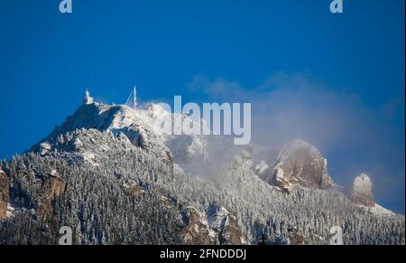 Berggipfel im Winter und klarer blauer Himmel. Ceahlau, Rumänien Stockfoto