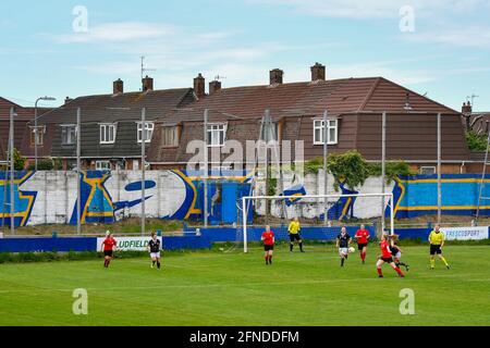 Port Talbot, Wales. 16. Mai 2021. Action vom Orchard Welsh Premier Women's League-Spiel zwischen Port Talbot Town Ladies und Cyncoed Ladies im Victoria Road Stadium in Port Talbot, Wales, Großbritannien am 16. Mai 2021. Quelle: Duncan Thomas/Majestic Media/Alamy Live News. Stockfoto