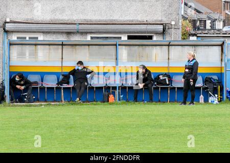 Port Talbot, Wales. 16. Mai 2021. Der Port Talbot Town Ladies Dugout während des Orchard Welsh Premier Women's League-Spiels zwischen Port Talbot Town Ladies und Cyncoed Ladies am 16. Mai 2021 im Victoria Road Stadium in Port Talbot, Wales, Großbritannien. Quelle: Duncan Thomas/Majestic Media/Alamy Live News. Stockfoto