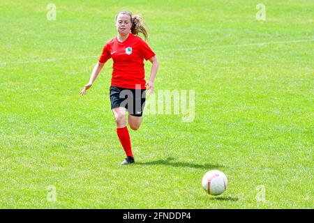 Port Talbot, Wales. 16. Mai 2021. Jessica Osborne von Cyncoed Ladies in Aktion beim Orchard Welsh Premier Women's League-Spiel zwischen Port Talbot Town Ladies und Cyncoed Ladies am 16. Mai 2021 im Victoria Road Stadium in Port Talbot, Wales, Großbritannien. Quelle: Duncan Thomas/Majestic Media/Alamy Live News. Stockfoto