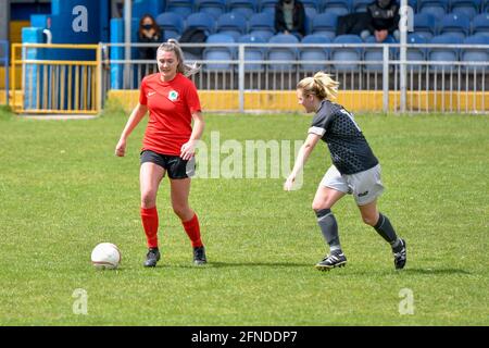 Port Talbot, Wales. 16. Mai 2021. Alison Witts of Cyncoed Ladies in Besitz während des Spiels der Orchard Welsh Premier Women's League zwischen Port Talbot Town Ladies und Cyncoed Ladies am 16. Mai 2021 im Victoria Road Stadium in Port Talbot, Wales, Großbritannien. Quelle: Duncan Thomas/Majestic Media/Alamy Live News. Stockfoto