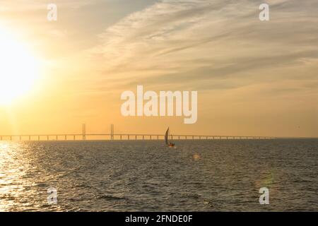 210501 Malmö Schweden - Sonnenuntergang über Oresundsbron zwischen Schweden und Dänemark. Hochwertige Fotos Stockfoto