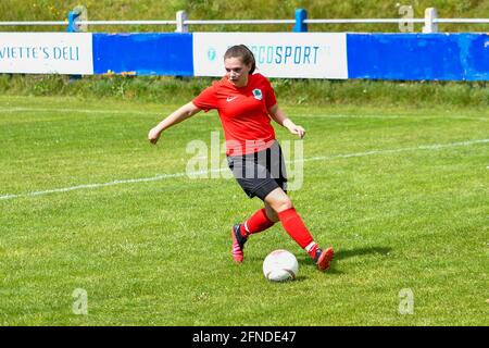 Port Talbot, Wales. 16. Mai 2021. Caitlin Meadows of Cyncoed Ladies in Aktion während des Orchard Welsh Premier Women's League-Spiels zwischen Port Talbot Town Ladies und Cyncoed Ladies am 16. Mai 2021 im Victoria Road Stadium in Port Talbot, Wales, Großbritannien. Quelle: Duncan Thomas/Majestic Media/Alamy Live News. Stockfoto