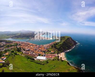 Luftaufnahme von Ribadesella und seiner Mündung in Asturien, Spanien. Stockfoto