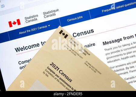 Calgary, Alberta, Kanada. 11.Mai 2021. Ein Online-Zensus-Fragebogen und Papierpost. Stockfoto