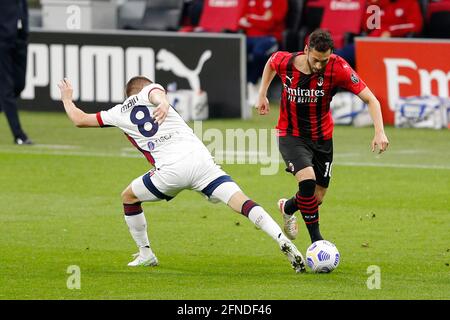 San Siro Stadion, Mailand, Italien, 16. Mai 2021, Hakan Calhanoglu (AC Mailand) stoppte von Razvan Marin (Cagliari Calcio) während des AC Mailand gegen Cagliari Calcio, Italienisches Fußballspiel der Serie A - Foto Francesco Scaccianoce / LM Stockfoto