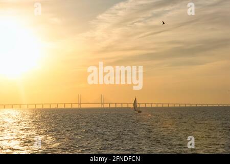 210501 Malmö Schweden - Sonnenuntergang über Oresundsbron zwischen Schweden und Dänemark. Hochwertige Fotos Stockfoto