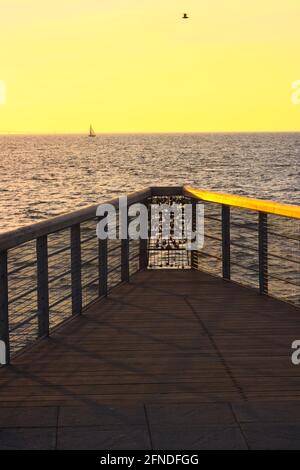 210501 Malmö Schweden - Sonnenuntergang über dem Pier der Liebesschlösser. Hochwertige Fotos Stockfoto