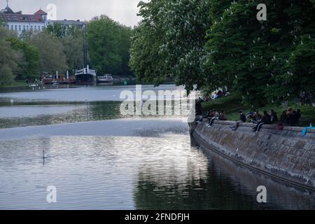 Berlin, Deutschland. Mai 2021. Zahlreiche Menschen genießen den Abend im Landwehrkanal. Quelle: Paul Zinken/dpa-Zentralbild/dpa/Alamy Live News Stockfoto