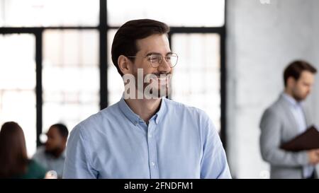 Porträt eines glücklichen erfolgreichen Unternehmensgründers mit Brille Stockfoto