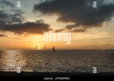 210501 Malmö Schweden - Sonnenuntergang über Oresundsbron zwischen Schweden und Dänemark. Hochwertige Fotos Stockfoto