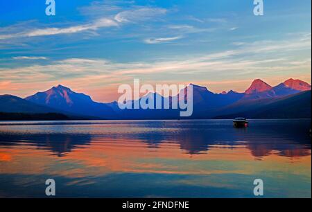 Sonnenuntergang am Lake McDonald, Glacier National Park, Flathead County, Montana. Es ist der größte See im Park. Stockfoto