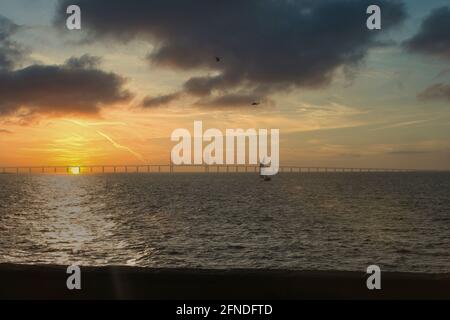 210501 Malmö Schweden - Sonnenuntergang über Oresundsbron zwischen Schweden und Dänemark. Hochwertige Fotos Stockfoto