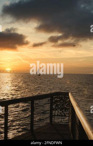 210501 Malmö Schweden - Sonnenuntergang über Oresundsbron zwischen Schweden und Dänemark. Hochwertige Fotos Stockfoto